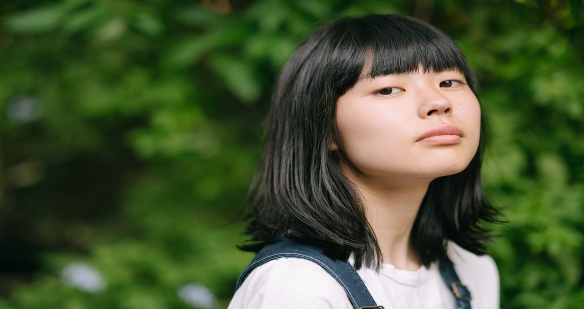 5Modelo Asiatica Com Cabelo Medio E Franja